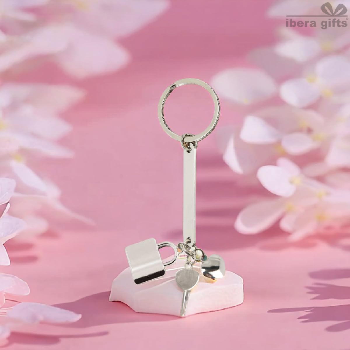 ibera gifts - Personalisierter Schlüsselanhänger Herz - Anhänger als Geschenke Mit Gravur für Freund, Freundin, Vatertag, Muttertag, Partner - Coole Schluesselanhaenger (Silbernes Vorhängeschloss)