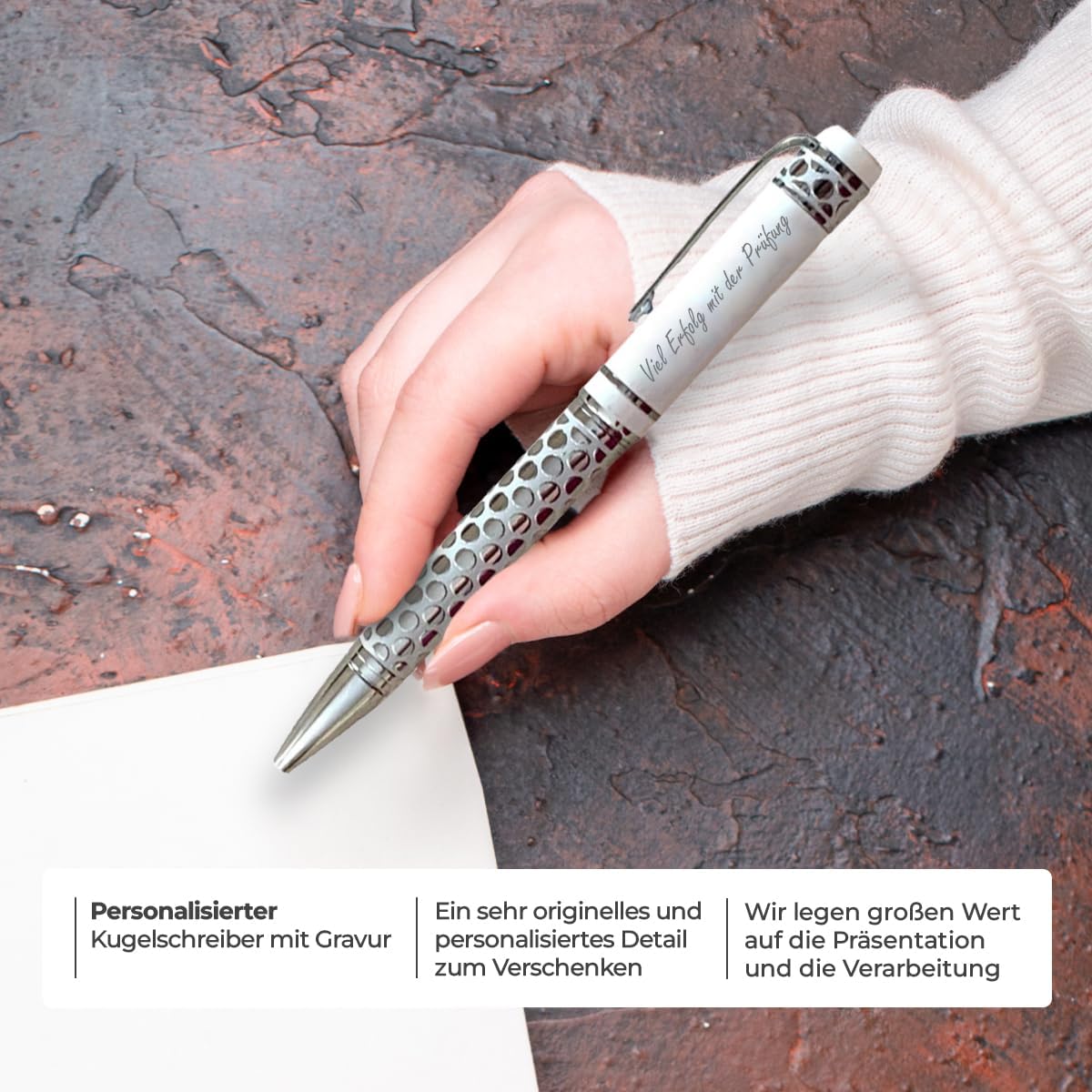 ibera gifts - Edler Kugelschreiber mit Gravur, personalisierter Kugelschreiber mit bis zu 2 Textzeilen, 14,3 cm, Geschenkbeutel inklusive (Weiß groß)