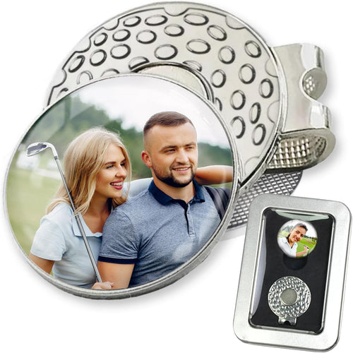 ibera gifts - 2 Golfball Markierer personalisiert mit Foto und 1 magnetischer Golf Cap Clip, Ballmarker Golf aus Metall, 2,5 cm Bilddurchmesser, in edler Metallbox