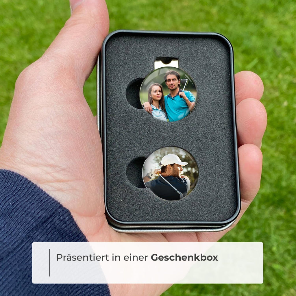 ibera gifts - 2 Golfball Markierer personalisiert mit Foto und 1 magnetischer Golf Cap Clip, Ballmarker Golf aus Metall, 2,5 cm Bilddurchmesser, in edler Metallbox